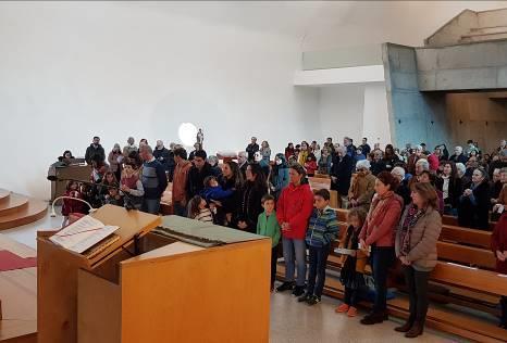 Ao fim de uma semana, a imagem passa para outra família, até fazer a ronda pelas famílias das crianças que estão no 1º