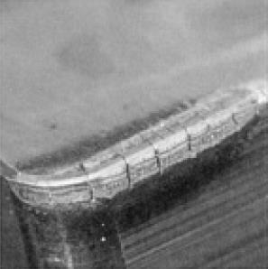 46 trincas são descritas como trincas térmicas, sulcos em forma de pente ou marcas térmicas (BATHIA; PANDEY; SHAN, 1979). Na Figura 20 são mostradas as trincas térmicas em um inserto de metal duro.