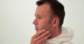 O clip nasal deve ser moldado em torno do nariz e bochechas para conferir uma boa vedação Certifique-se de que os painéis estão