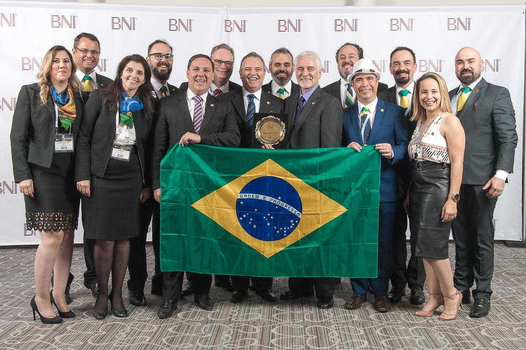 BNI BRASIL É DESTAQUE NA CONFERÊNCIA GLOBAL #BNIGC17 Equipe de Diretores do BNI Brasil, no centro com o troféu em mãos, CEO e Diretor Nacional BNI Brasil, Marcos R. Martins e ao seu lado direito, Dr.