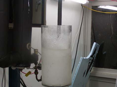 Resultados 77 Na figura 49 temos uma vista parcial do gerador e uma amostra de pasta de gelo coletada num depósito.