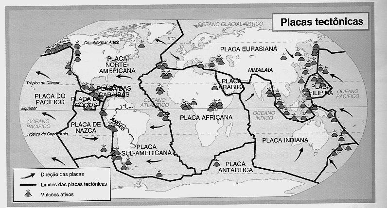 GEOGRAFIA QUESTÕES DE 05 E 06 QUESTÃO N o 05 (UFV) A figura abaixo representa as placas tectônicas e mostra a distribuição de vulcões ativos na Terra.