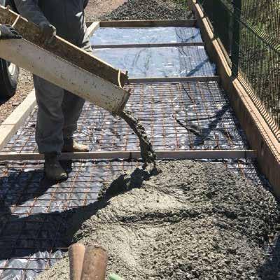 PASSO 6: Para a concretagem a Prefeitura recomenda que seja utilizado preferencialmente o concreto usinado de 20 MPa. Se sua calçada for pequena, existe a opção de concreto moldado in loco.