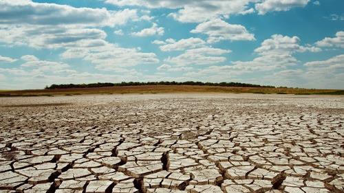 1. INTRODUÇÃO Escassez de água para a irrigação preocupação mundial No entanto, a pesquisa sobre a resposta das culturas à irrigação deficitária e ao estresse causado pela seca está atraindo mais