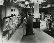 ENIAC (1945) ENIAC funcionava a válvulas
