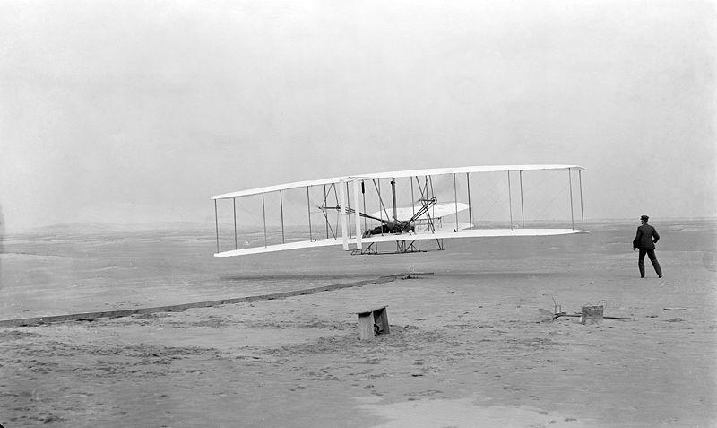 Figura A.2: Os primeiros aviões tinham uma configuração canard: Flyer, dos irmãos Wright (Kitty Hawk, 1903), à esquerda; e 14-Bis, de Santos Dumont (Paris, 1906), á direita.