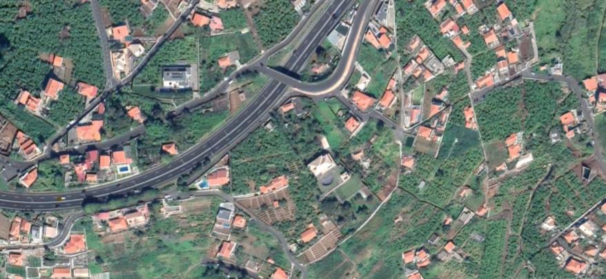 CASA PAPAGAIO VERDE O imóvel situa-se numa zona rural, na localidade do Funchal, com moradias isoladas afetas a habitação