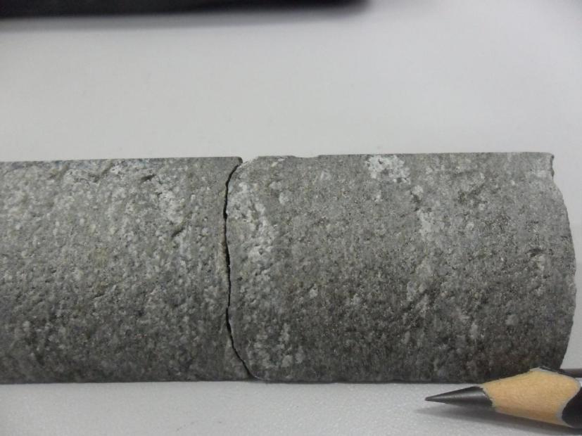 3.2 Rochas metaultramáficas As duas amostras de rochas metaultramáficas estudadas foram coletadas do furo de sondagem FJG22 (77 m e 113,52 m).