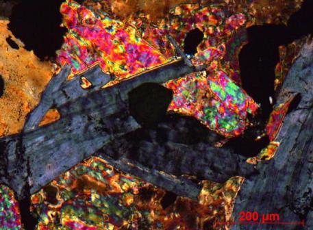 O exame microscópico das amostras de bandas-s do Grupo 2 mostrou que estas são constituídas predominantemente por clorita, tremolita-actinolita, grunerita-cummingtonita e