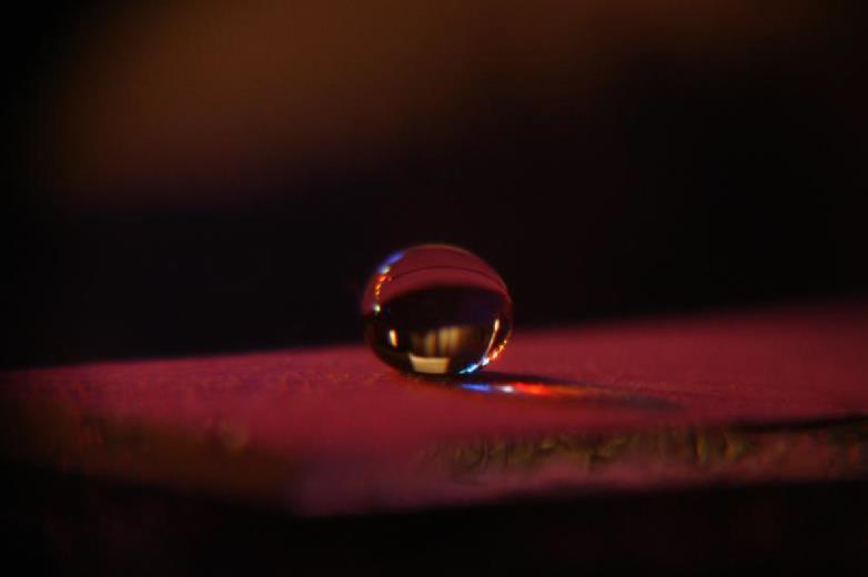 28 Figura 9 - Uma gota de água sobre uma superfície superhidrofóbica.