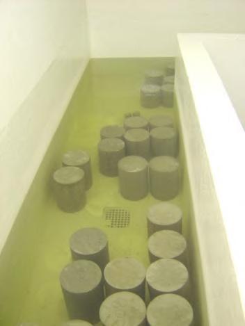 52 Esses moldes contendo os corpos de prova são conservados em uma câmara úmida (Figura 12) com condições a 23 C de temperatura para cura inicial ao ar, quando devem permanecer por um período de 20 h