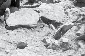 Ambiente 2 (Fases I e II) Fase I: construção da sepultura O enchimento da estrutura assentava directamente sobre o substrato rochoso, o que poderá indicar uma preparação prévia do terreno para a