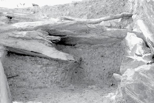 As terras da mamoa apresentavam fragmentos de cerâmica pré-histórica, alguns muito rolados, o que poderá indiciar que as