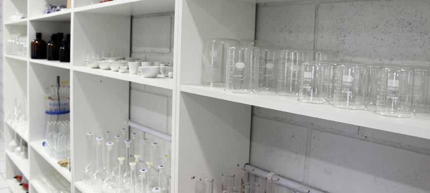 Química Laboratório de Química Organizamos um completo laboratório de química para ser usado em aulas práticas de produção de
