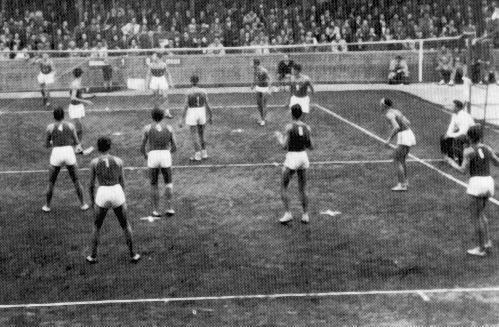 Em 1918 o número de jogadores por equipe foi limitado a seis Em 1922 o número máximo de contatos autorizados com a bola foi fixado em três.