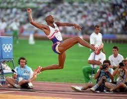 Esse salto deve ser feito antes de uma marca estabelecida recorde: 8,95 m masculino e 7,52 m feminino Francês Renaud Lavillenie recordista com 6,16m Mike