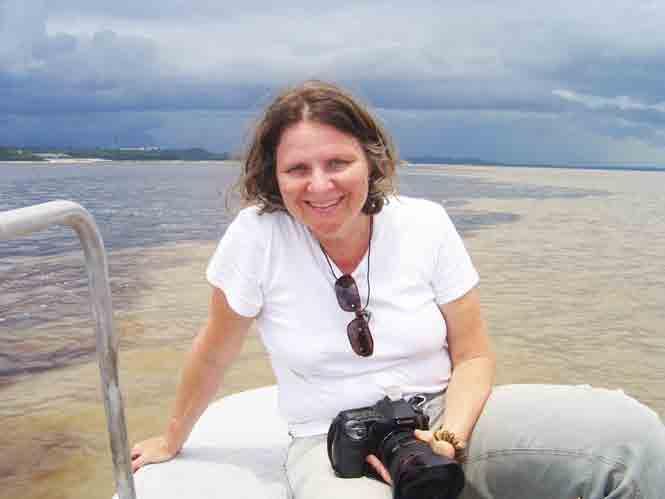 Márcia Zoet é fotógrafa e jornalista. Iniciou sua carreira na grande imprensa, tendo trabalhado no Jornal Folha de S. Paulo, Estado de S. Paulo e O Globo.