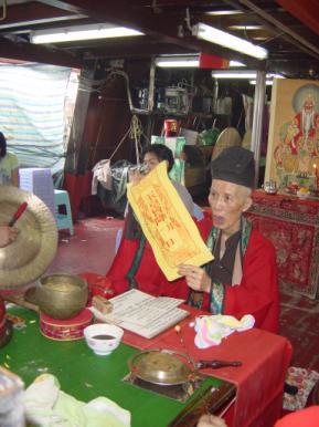 Durante a última década, uma associação de grupos taoistas de Macau tem vindo a contribuir para a preservação e divulgação da música ritual taoista através da notação de peças musicais, da publicação
