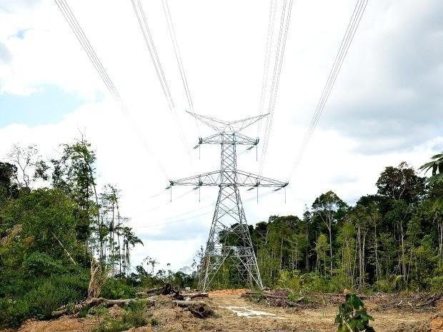 Os principais impactos, potencialmente adversos, associados com a transmissão de energia elétrica são: o uso da terra, os efeitos elétricos e os