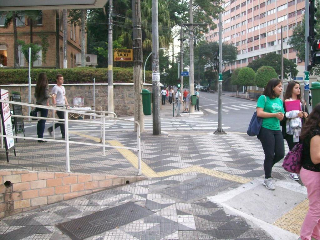 não prejudicar a acessibilidade e o deslocamento de transeuntes!