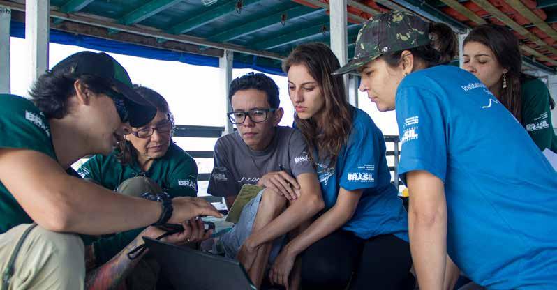 Projeto Com a utilização de drones, pesquisadores propõem estimar população de botos amazônicos Por Amanda Lelis Uma parceria entre o Instituto Mamirauá e o WWF-Brasil busca testar e aprimorar