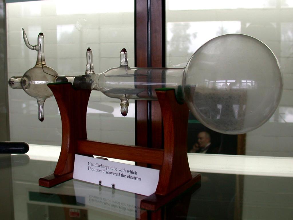 Ampola de Crookes Ampola de Crookes Na década de 1850, com a finalidade de estudar a condução de corrente elétrica em gases a baixas pressões, os cientista alemão Geisler e o inglês Crookes