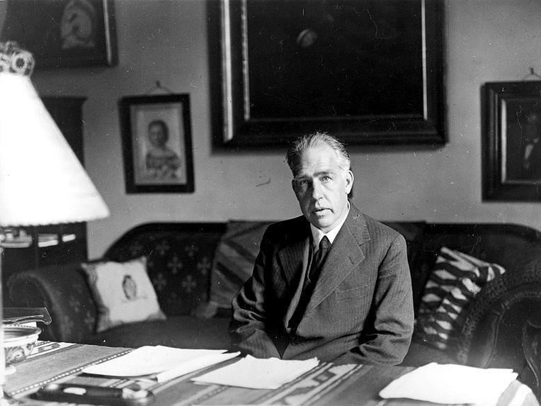 Modelo atômico de Bohr Niels Bohr O físico dinamarquês Niels Henrick David Bohr trabalhou com J. J. Thomson e com Ernest Rutherford na Inglaterra.