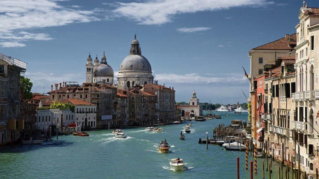 Na excursão para Veneza realizaremos um passeio ao pé no qual