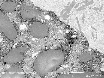 MEV: os resultados das micrografias dos concretos (ver Figura 3) indicam que o emprego de RC como filler ao cimento não alterou a microestrutura do concreto.