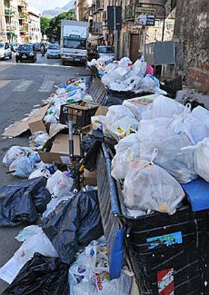 Lixo nas ruas do Ceará amontoam-se nas ruas Mais de cem mil consumidores de energia elétrica do Ceará estão trocando lixo reciclável por descontos na conta de luz.