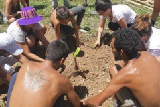 Momento de plantio No ultimo dia (03 de dezembro) foi realizado o Mutirão Ciranda, evento realizado em conjunto da Rede dos Grupos de Agroecologia (REGA), no espaço de plantio do grupo.