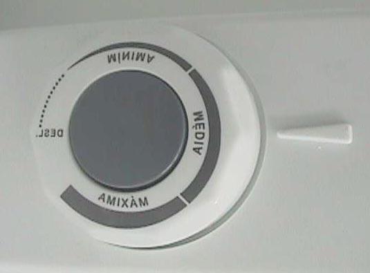 Botão de Degelo Semi- Automático Botão do Controle de Temperatura Foto 02 Indicador da posição do Botão do Controle de Temperatura A água proveniente do degelo cairá no Aparador, que direcionará a