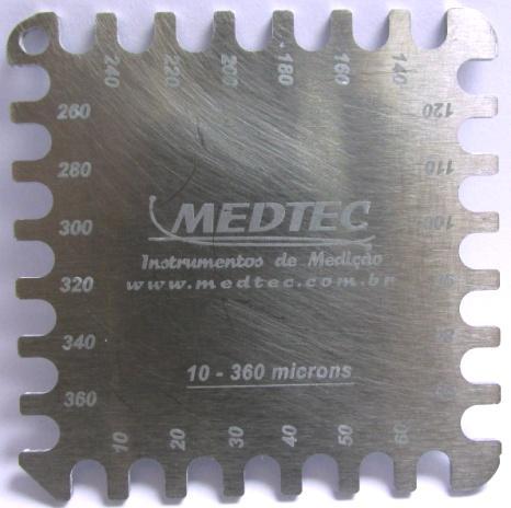 109 Figura 31 - Medidor de camada úmida do tipo pente da marca Medtec, de modelo MED-360. 4.2.9. Medição da espessura seca da tinta Após a cura total da tinta nas chapas, que foi de uma