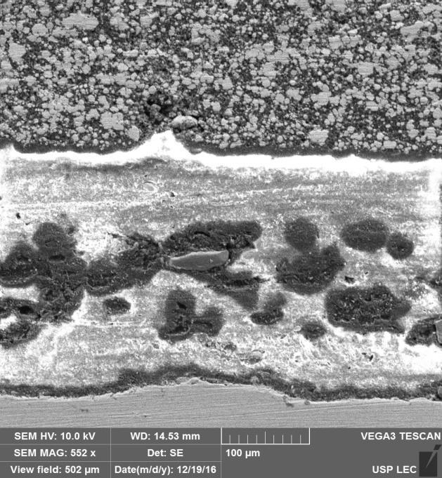 169 a b Figura 63 - Micrografias obtidas por SEM com detector de elétrons secundários (SE), onde (a) mostra a espessura da tinta aditivada com as microcápsulas e em (b) esta espessura foi medida em