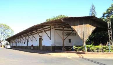 Estação Ferroviária Velha de Cravinhos Praça Júlio Pedro Pontes, 15 - Centro. No local funciona um Centro Cultural, com apresentações, exposições e atividades gratuitas para a população.