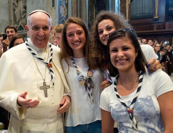 Passar de uma Igreja de feição masculina a uma Igreja de rosto feminino e materno 4 Os jovens ( e não só) querem uma Igreja capaz de valorizar a riqueza da variedade que a compõe, acolhendo com