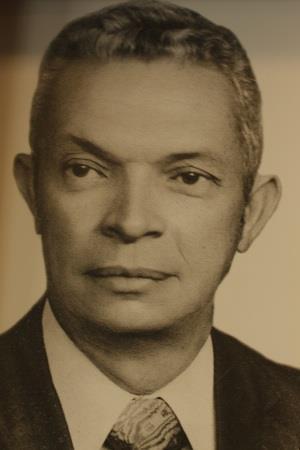 NOSSOS PATRONOS ROSALVO OTACÍLIO TORRES Otacílio Torres Vilas Boas Em 30 de junho de 1921 na cidade de Inhambupe, no Estado da Bahia, nasceu o genial ser humano e exímio rotariano, Rosalvo Otacílio