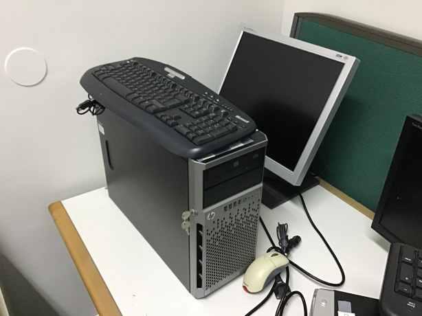 impressora HP 7612, um monitor TFT marca
