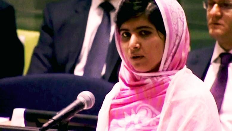 O LENÇO COR-DE-ROSA Malala usa sempre uma túnica comprida, calças largas e lenço na cabeça.