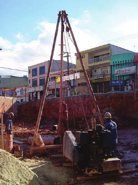 Estaca Strauss Elemento de fundação executado no local da obra, a perfuração é executada utilizando uma piteira (sonda) e