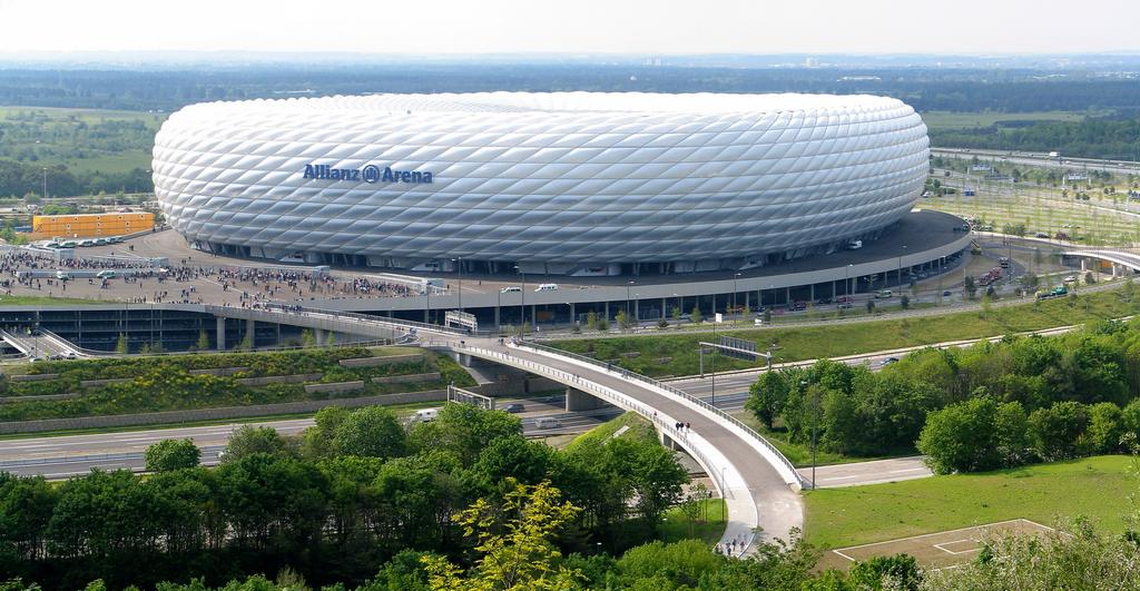 1 Introdução O Alianz Arena é um estádio desenhado pelos arquitectos Herzog & de Meuron. O estádio tem capacidade para cerca de 70000 pessoas e encontrase localizado em Munique, na Alemanha.