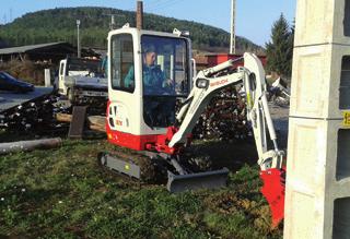 PEQUENAS, MAS FORTES - ESCAVADORA COMPACTA DA TAKEUCHI: TB216A (1,8T) COM CABINE E TB216ÜB (1,7T) CANOPY Com a nova TB216, a Huppenkothen marca a pauta a seguir no: rendimento, eficácia