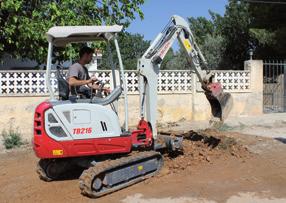 QUALIDADE O trem de rodagem largo e com largura da via variável hidraulicamente, combinado com a pala dozer larga, proporciona a TB216 uma estabilidade sem igual na sua classe.