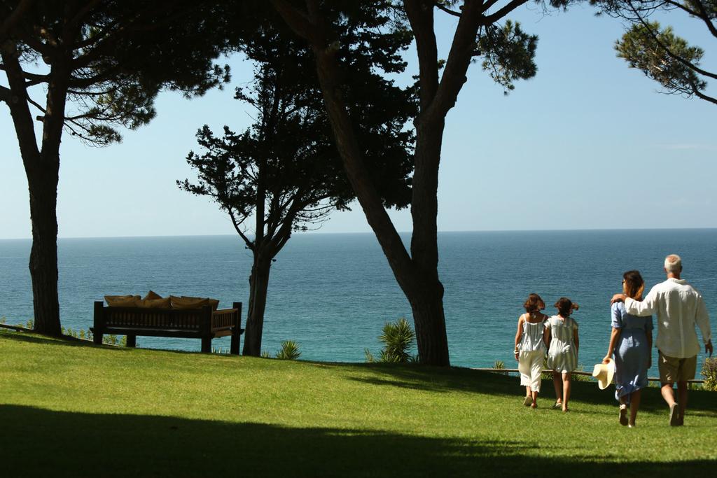 VILALARA THALASSA RESORT OS JARDINS ESCOLHA RESPIRAR NUM OÁSIS VERDEJANTE Neste paraíso estão espalhadas, em alguns locais, camas de jardim para sossego e tranquilidade