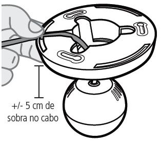 3. Passe o cabo da cúpula pelo chanfro da base deixando aproximadamente 5 cm de sobra; +/- 5 cm de sobra no cabo 4.
