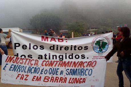 3 Anos depois - Protestos Notícias - Protesto de vítimas da lama fecha a estrada de ferro da Vale no ES - Globo, 16/03/18 - Movimento dos Atingidos por Barragens