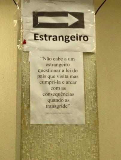 dificuldades de acesso, comunicação, obtenção de informações, documentos e direitos sociais.