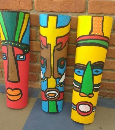 TRABALHO MANUAL E ARTESANAL Cada aluno fará uma pintura de uma máscara africana na telha de barro na sala de aula.