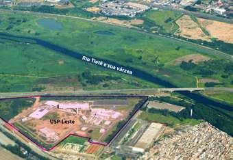 Figura 2 Área de várzea do Rio Tietê e a USP Leste (São Paulo/SP) Figura 3 Dragagem do Rio Tietê (São Paulo/SP) Fonte: http://sao-paulo.estadao.com.