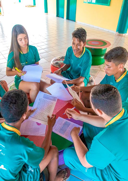 Jovens atendidos pela Estação Conhecimento de Arari, uma iniciativa da Fundação Vale que apoia a educação de crianças e adolescentes no Maranhão.
